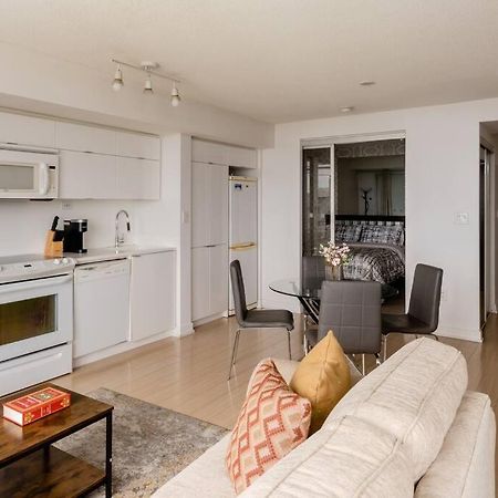 Stylish Downtown Lakeview Condo - One Free Parking Торонто Экстерьер фото