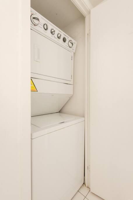 Stylish Downtown Lakeview Condo - One Free Parking Торонто Экстерьер фото