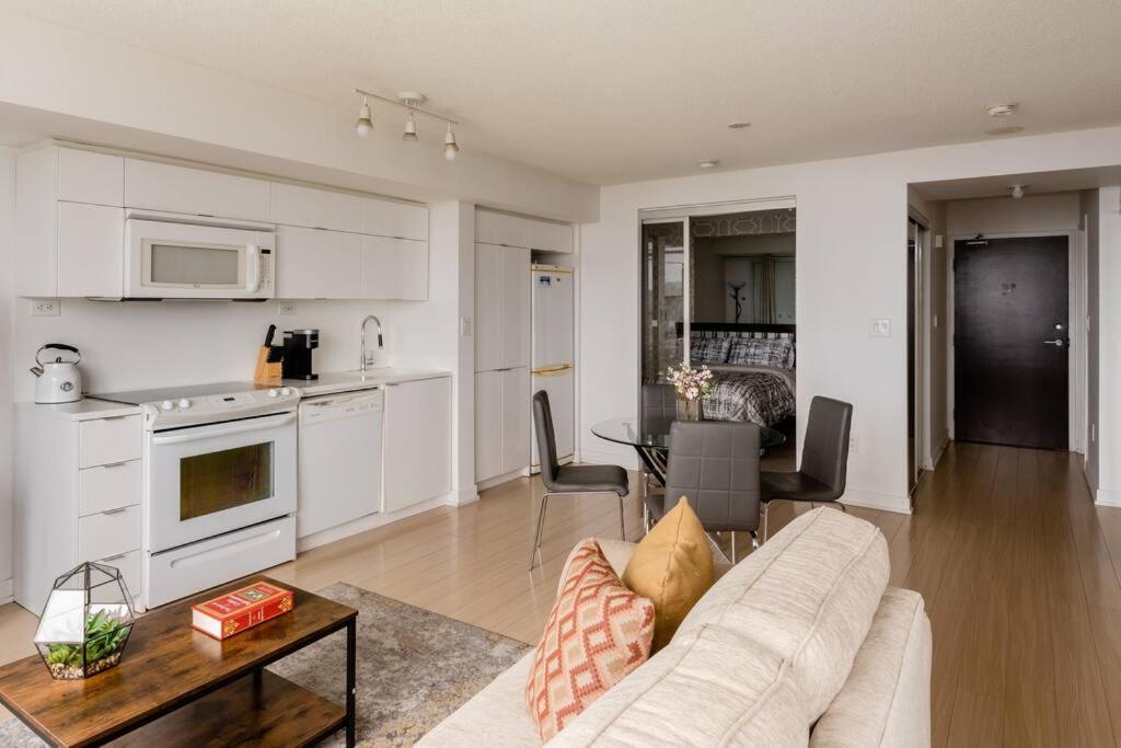 Stylish Downtown Lakeview Condo - One Free Parking Торонто Экстерьер фото