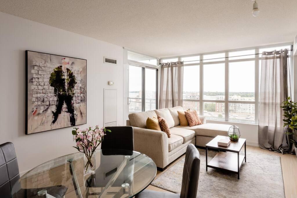Stylish Downtown Lakeview Condo - One Free Parking Торонто Экстерьер фото